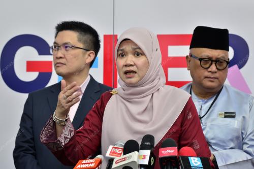 FADHLINA SIDEK