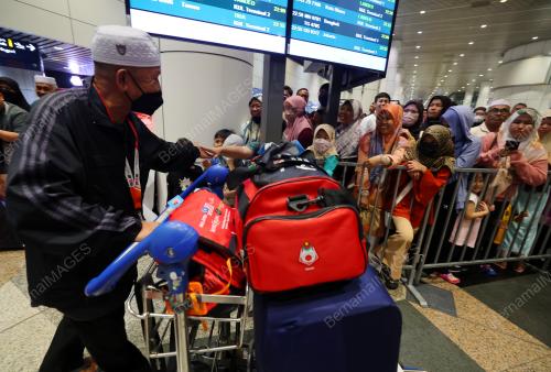 JEMAAH HAJI PULANG KE TANAH AIR