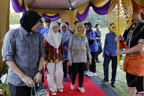 DATUK SERI DR WAN AZIZAH WAN ISMAIL