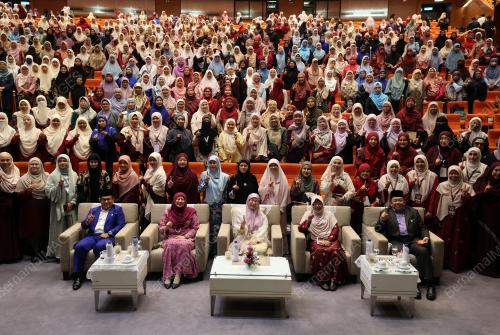 DATUK SERI DR WAN AZIZAH WAN ISMAIL