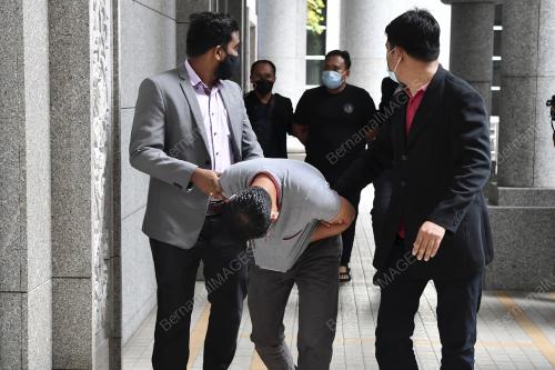 TIGA PEGAWAI JABATAN JIM DIREMAN