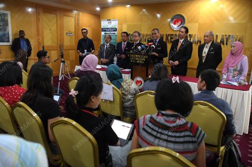DATUK SERI DR DZULKEFLY AHMAD