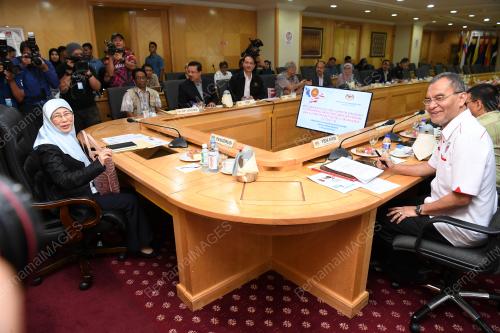 DATUK SERI DR WAN AZIZAH WAN ISMAIL