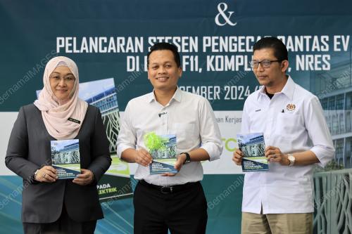 NIK NAZMI NIK AHMAD