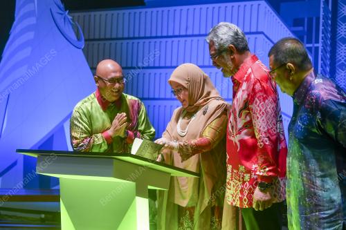 TUNKU HAJAH AZIZAH AMINAH MAIMUNAH ISKANDARIAH