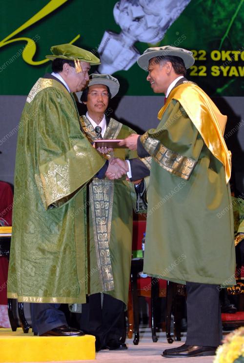 SULTAN SHARAFUDDIN IDRIS SHAH