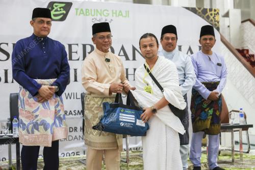 DATUK MOHD NA"IM MOKHTAR