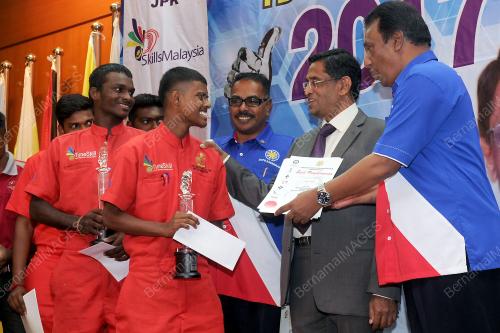 PTJ01_20042017_TANGAN_EMAS_BN201704190825