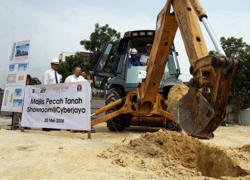 EMKAY PECAH TANAH SHOWROOM CYBERJAYA