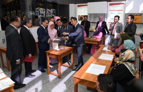 DATUK AZHAR AZIZAN HARUN
