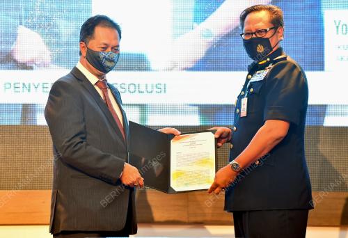 DATUK ZAINAL AZMAN ABU SEMAN