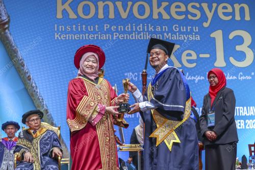 FADHLINA SIDEK