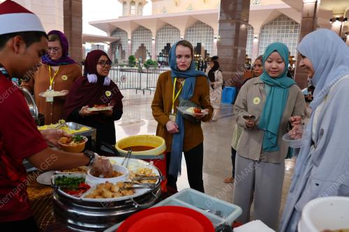 MASJID PUTRA - IFTAR BERSAMA BUKAN ISLAM