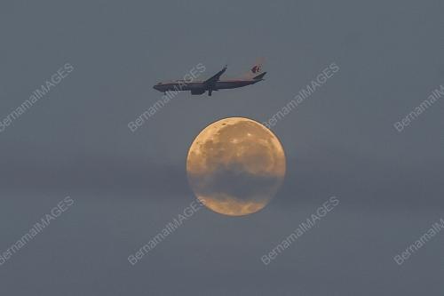 PESAWAT MALAYSIA AIRLINES DAN BULAN