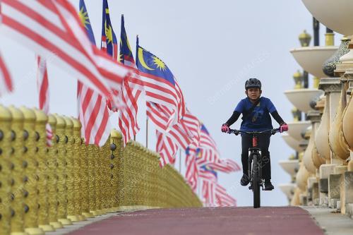 KEMERIAHAN KIBARAN JALUR GEMILANG