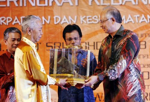 MOHD NAJIB TUN ABDUL RAZAK