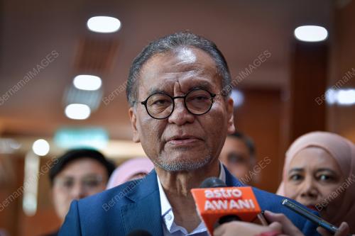 DATUK SERI DR DZULKEFLY AHMAD