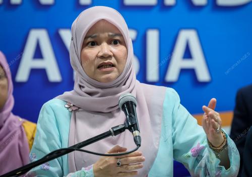 FADHLINA SIDEK