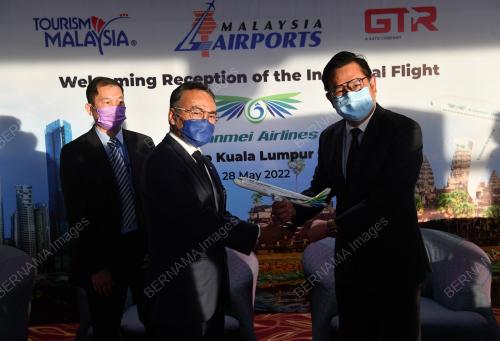 PESAWAT LANMEI AIRLINE TIBA DI KLIA
