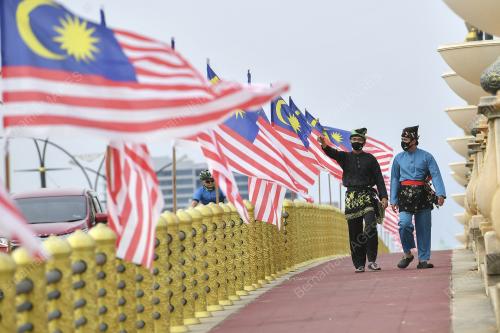 BERPAKAIAN TRADISI MELAYU ZAHIRKAN CINTAKAN NEGARA
