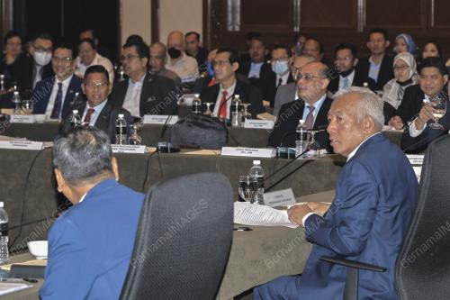 DATUK SERI MAHDZIR KHALID