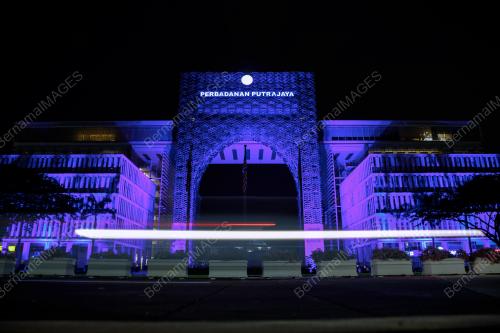 KEMPEN 'LIGHT IT BLUE' BARISAN HADAPAN MELAWAN COVID-19