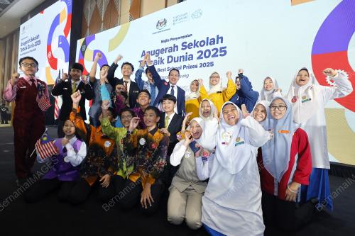 FADHLINA SIDEK