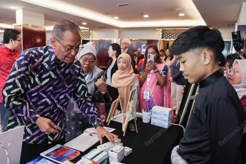 DATUK SERI DR DZULKEFLY AHMAD