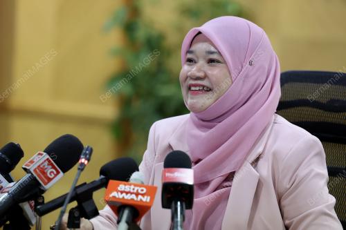 FADHLINA SIDEK