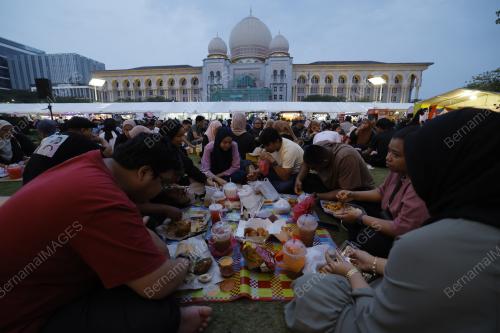 BERBUKA PUASA DI DATARAN PUTRAJAYA