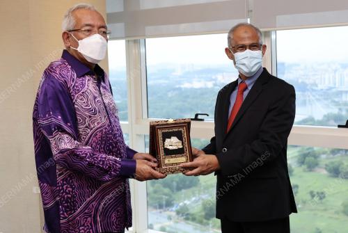 DATUK SERI MAHDZIR KHALID