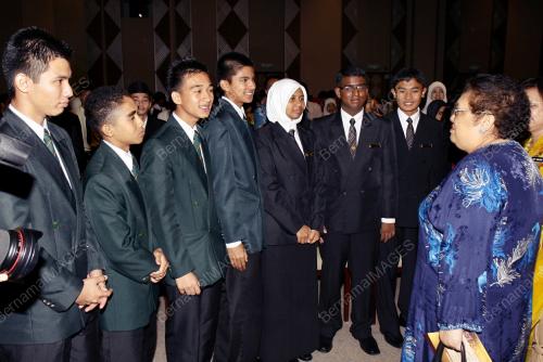 DEBAT PIALA PERDANA MENTERI