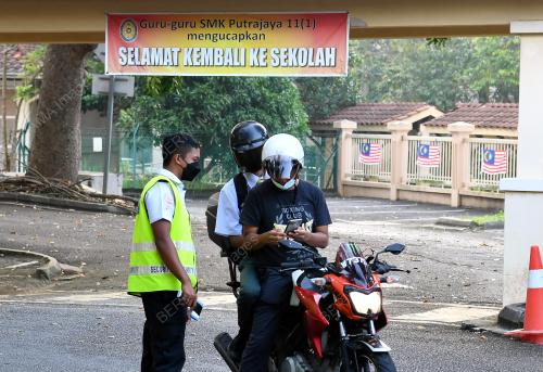 SESI PERSEKOLAHAN BERMULA
