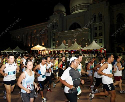 PESERTA LARIAN PUTRAJAYA NIGHT MARATHON