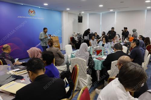 DATUK SERI DR MOHD UZIR MAHIDIN