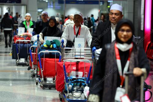 JEMAAH HAJI PULANG KE TANAH AIR
