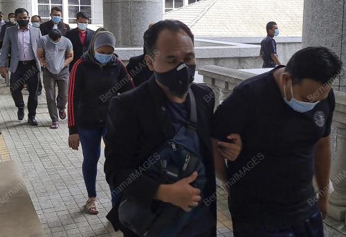 TIGA PEGAWAI JABATAN JIM DIREMAN
