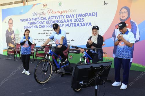 DATUK SERI DR. DZULKEFLY AHMAD