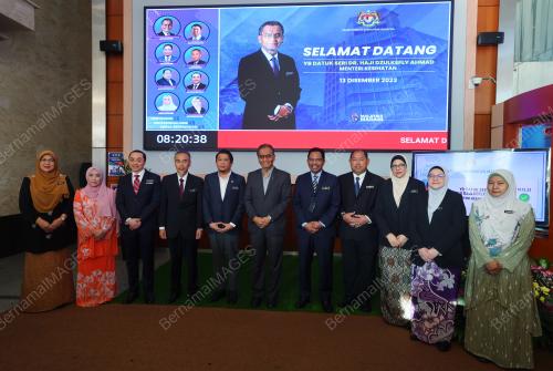 DATUK SERI DR DZULKEFLY AHMAD