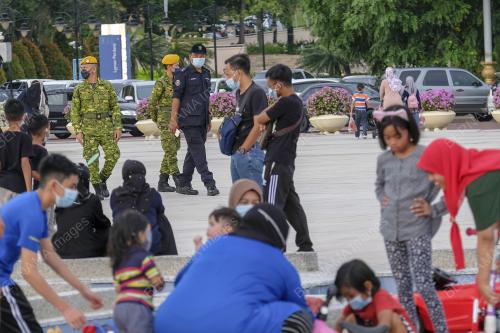 KELUARGA MALAYSIA BERIADAH DI DATARAN PUTRA