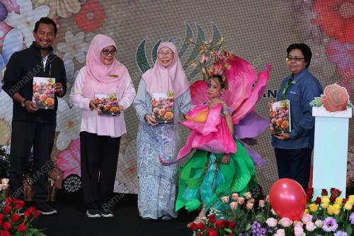 DATUK SERI DR WAN AZIZAH WAN ISMAIL