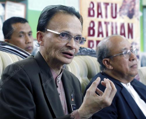 PAMERAN BATU BATUAN PELIK