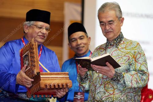 TUN ABDULLAH AHMAD BADAWI