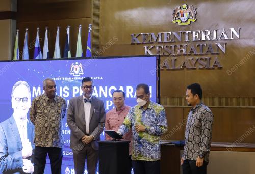 DATUK SERI DR DZULKEFLY AHMAD