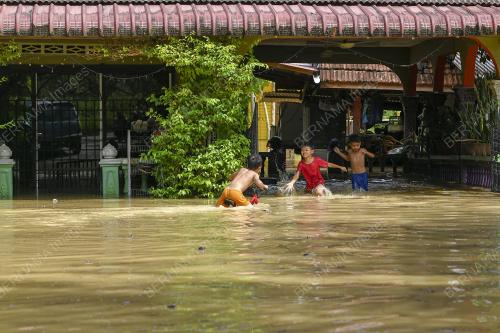 PTJ02_21102021_BANJIR_DENGKIL