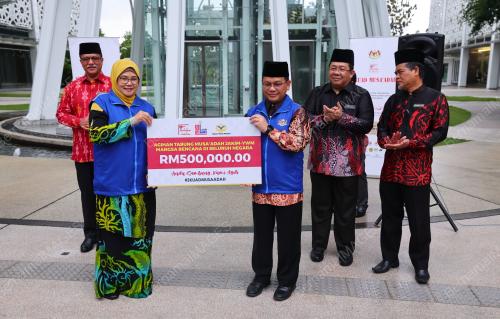 SENATOR DATUK DR MOHD NA'IM MOKHTAR