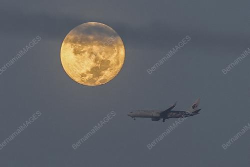 PESAWAT MALAYSIA AIRLINES DAN BULAN