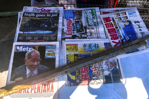 NAJIB DI PENJARA MUKA HADAPAN AKHBAR