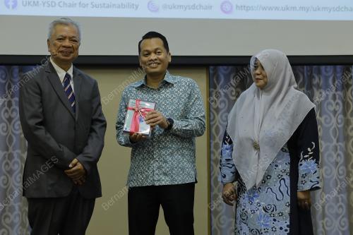 NIK NAZMI NIK AHMAD