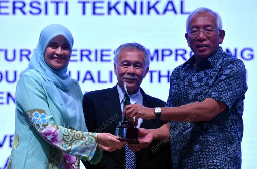DATUK SERI MAHDZIR KHALID